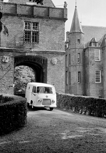 127017 Afbeelding van een ambulance bij het poortgebouw van het slot Zuylen te Oud-Zuilen (gemeente Maarssen) tijdens ...